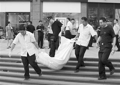 昨日,朝陽區(qū)青年路大悅城東側(cè),一男子持刀行兇致兩人死亡。經(jīng)初步審查,嫌疑人自稱孝某(男,27歲,山東省沂水縣人),有精神病。目前,北京警方正聯(lián)系兩名受害人的親友。新華社發(fā)