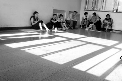 女童的家屬在醫(yī)院走廊中等待。京華時報記者趙思衡攝