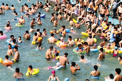 昨日，濟南市最高氣溫超過37℃，位于市區(qū)黑虎泉畔的泉水浴場免費開放。