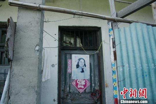 圖為嫌犯租住的民房，當(dāng)天受害人即攀在門上的窗口對(duì)外呼救。 吳佳蔚 攝