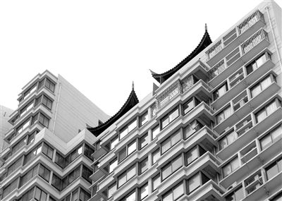 從三香大廈樓下能看見(jiàn)“空中園林”的亭檐一角。