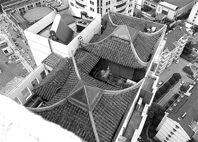 前日，從三香大廈另一單元樓頂俯拍“空中園林”。