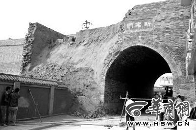 昨日上午9時左右，工人在倒塌處重新裝上護欄。實習(xí)記者 楊虎元 攝