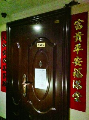 拆除公告昨天仍貼在2605號(hào)大門(mén)上。