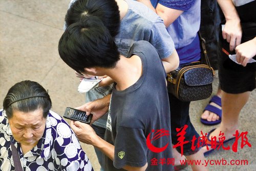 排隊(duì)的“黃?！备魇謭?zhí)一疊白紙，上面寫好了要掛號的人的信息，包括姓名、電話、要掛的科室等。穿黑白花紋衣服的老婆婆正在排隊(duì)掛號