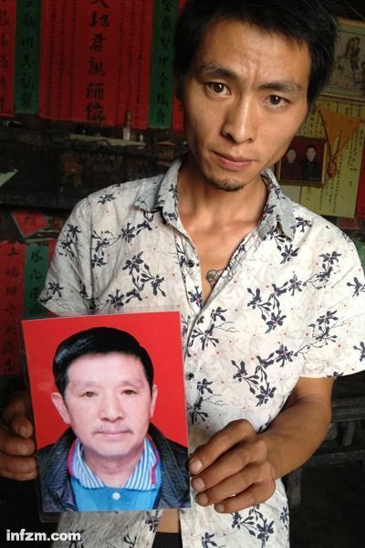 程興貴的兒子程正鵬拿著父親的遺照。程興貴自殺后，政府補(bǔ)償程家6000多塊錢，并終于認(rèn)定了程興貴的代課教齡。 (南方周末記者雷磊/圖)