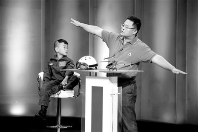 9月6日，“鷹爸”和多多在北京科影制片廠錄制一檔節(jié)目。