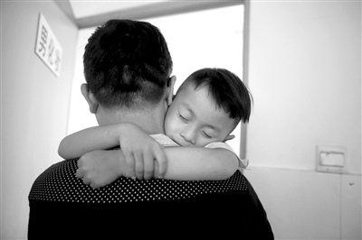 9月6日，“鷹爸”抱著多多去化妝間，準(zhǔn)備錄制節(jié)目。