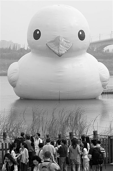 前日，大黃鴨首秀時(shí)，皮膚發(fā)皺、嘴巴尖尖朝下嘟，顯得頗為“委屈”。