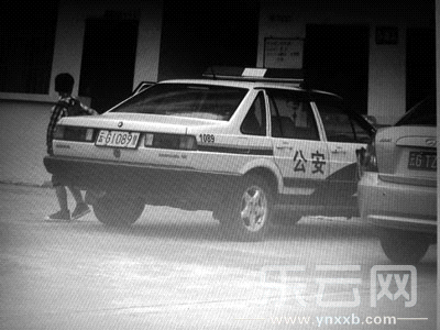 被指接送小孩上學(xué)的警車(chē)。