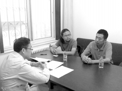 9月13日下午，雷闖(中)與父親在國(guó)家衛(wèi)計(jì)委遞交建議信，與衛(wèi)計(jì)委工作人員交流?！±钻J供圖