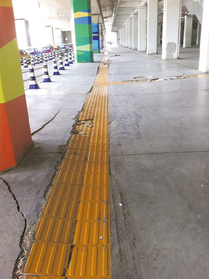 在溫嶺火車站架空層，由于沉降產(chǎn)生的裂縫到處可見。