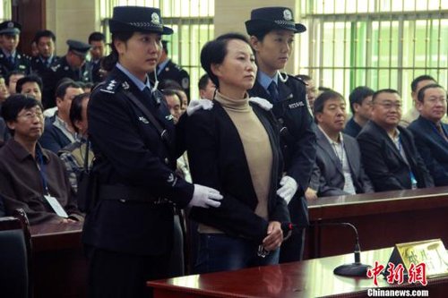 9月24日上午8時30分，陜西“房姐”龔愛愛涉嫌偽造、買賣國家機關(guān)證件一案，在陜西靖邊縣人民法院公開