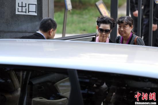 圖為宣判結(jié)束后夢鴿面無表情走出海淀法院，乘車離開。