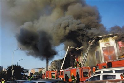 11日，蘋(píng)果園喜隆多商場(chǎng)，火災(zāi)現(xiàn)場(chǎng)濃煙滾滾。新華社發(fā)
