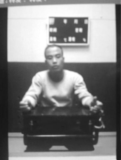 案發(fā)后,當(dāng)?shù)卮迕駛儑^現(xiàn)場。網(wǎng)絡(luò)截圖