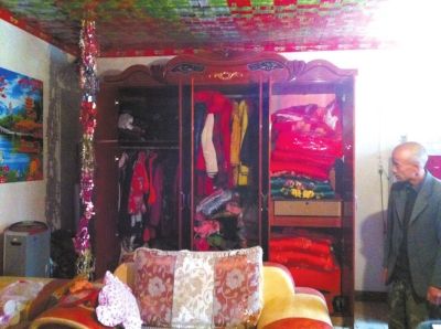 大衣柜里掛滿了各式衣服和挎包。