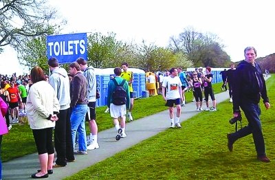 北京馬拉松“尿紅墻” 集體噓噓是傳統(tǒng)？