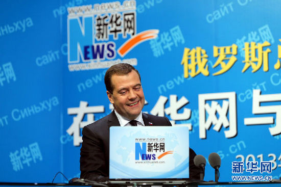 10月22日，俄羅斯總理梅德韋杰夫在新華網(wǎng)與中國網(wǎng)民進行在線交流互動。 新華社記者邢廣利攝