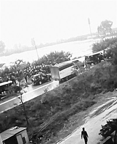 22日，云南晉寧數(shù)百村民與警方對峙。網(wǎng)絡截圖