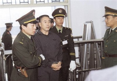 2000年9月30日，河南商丘，胡萬林被法警押上法庭。