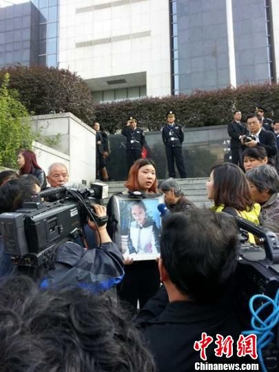 法院外，死者祁某的家人正在接受媒體采訪。 田雯 攝