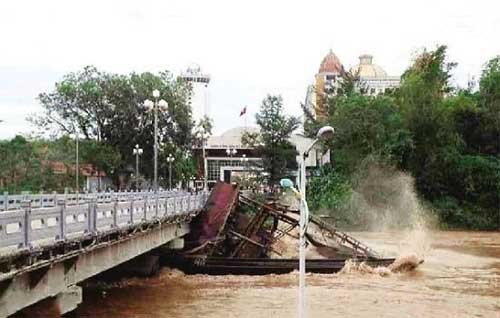 抽砂船卡在橋下。
