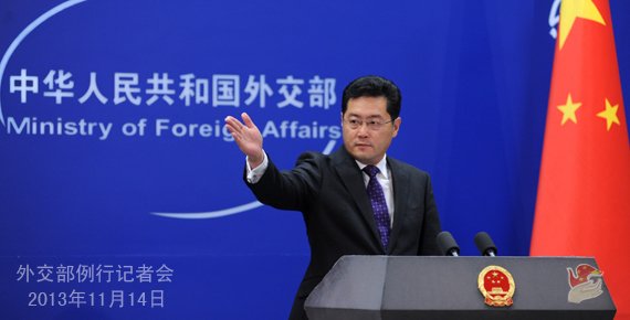 2013年11月14日，外交部發(fā)言人秦剛主持例行記者會(huì)。