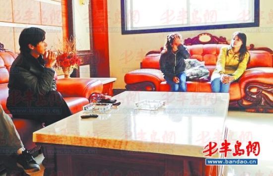 鄱陽(yáng)湖鄉(xiāng)村大酒店內(nèi)，兩個(gè)本地男子帶著兩個(gè)外籍女子給記者