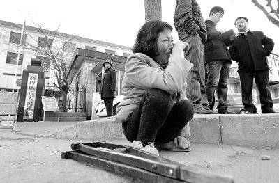 從法院出來以后，家屬和律師正在商量案情，夏鳳各在旁想著想著忍不住哭起來