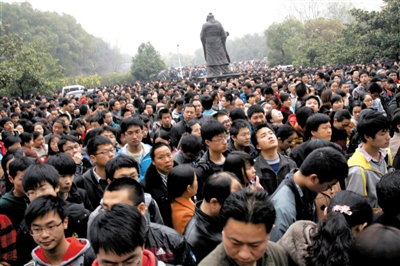 去年3月16日，武漢華中科技大學(xué)，“北約”、“華約”、“卓越”聯(lián)盟自主招生選拔考試湖北考點，考生等待進場。 圖/CFP