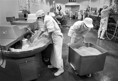 昨日，位于順義李遂開(kāi)發(fā)區(qū)的慶豐包子鋪配送中心生產(chǎn)車(chē)間，工人們正在斬拌胡蘿卜餡料。