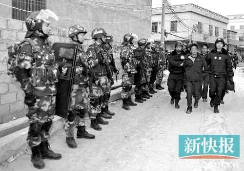 緝毒民警抓捕販毒嫌疑人。