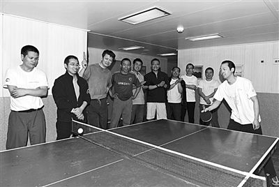 5日，“雪龍”號(hào)上的科考隊(duì)員在進(jìn)行乒乓球比賽。新華社發(fā)