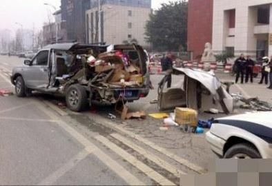 一輛越野車在車禍中受損嚴(yán)重。圖據(jù)網(wǎng)絡(luò)