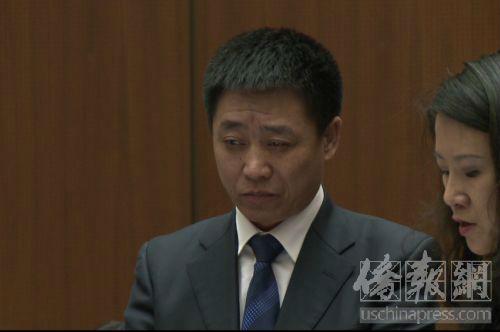 受害者瞿銘的父親瞿萬(wàn)志在法庭上發(fā)表聲明。（僑報(bào)記者夏嘉攝）