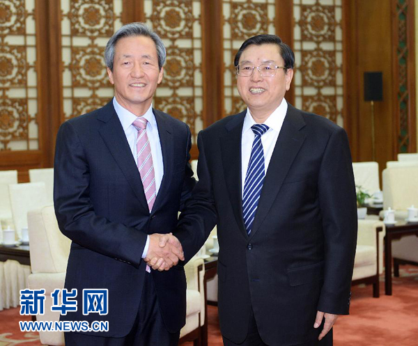 2月20日,全國人大常委會(huì)委員長張德江在北京人民大會(huì)堂會(huì)見以韓中議員外交協(xié)議會(huì)會(huì)長鄭夢(mèng)準(zhǔn)為團(tuán)長的韓國