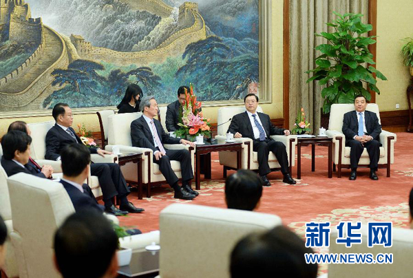 2月20日,全國人大常委會(huì)委員長張德江在北京人民大會(huì)堂會(huì)見以韓中議員外交協(xié)議會(huì)會(huì)長鄭夢(mèng)準(zhǔn)為團(tuán)長的韓國