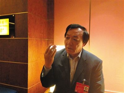 　昨日，在接受采訪時(shí)，何香久強(qiáng)調(diào)，大多公務(wù)員是勤勉工作的。