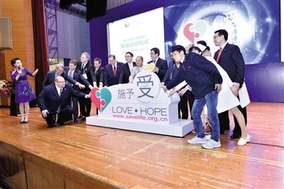 3月19日，中國(guó)首個(gè)器官捐獻(xiàn)志愿者登記網(wǎng)站（www.savelife.org.cn）正式啟動(dòng)，器官捐