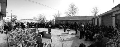 昨天下午，杜家疃村委會原文書李榮茂，向村民介紹當天上午與街道辦溝通的情況。京華時報記者 懷若谷 攝