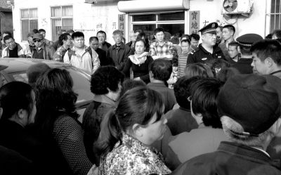 警方趕到現(xiàn)場，處理車胎被扎事件。