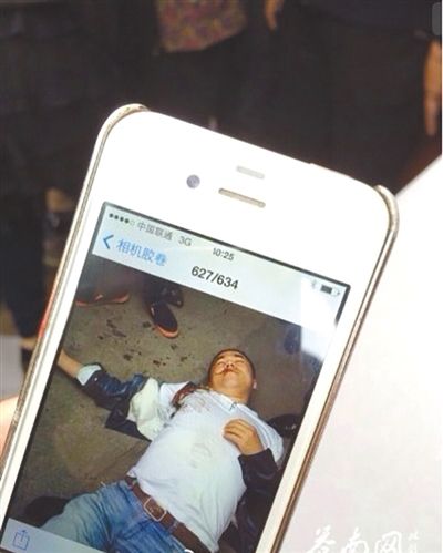 4月19日上午，目擊者拍到的黃祥拔被打現(xiàn)場圖片。網(wǎng)絡截圖