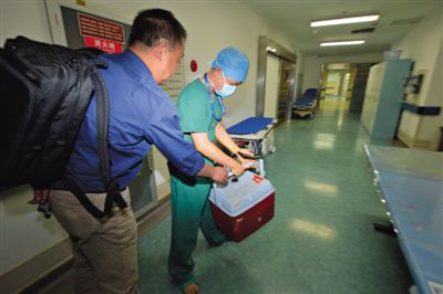 20∶55 活體心臟抵達(dá)安貞醫(yī)院手術(shù)室外交給醫(yī)生。