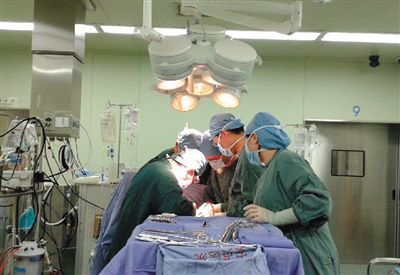 22∶30 手術(shù)正在緊張進(jìn)行中，著名心臟外科專家孟旭主任主刀。