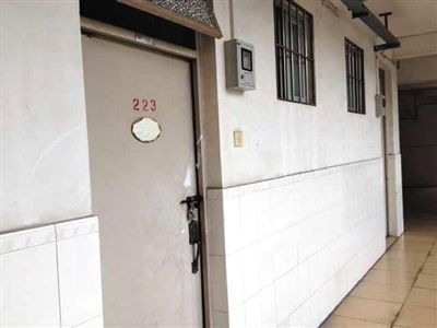 4月19日，中山大學(xué)一男生公寓樓二樓自殺研究生蔡潔挺的宿舍。門(mén)上的封條已被撕去。新京報(bào)記者 范春旭 攝