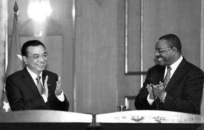 ▲國務(wù)院總理李克強在亞的斯亞貝巴與埃塞俄比亞總理海爾馬里亞姆會談后，共同會見記者。 新華社發(fā)