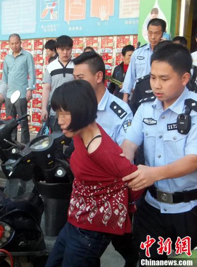  5月8日上午8時(shí)10分左右，江西省撫州市黎川縣日峰鎮(zhèn)家家樂超市發(fā)生一起持刀傷人案件。