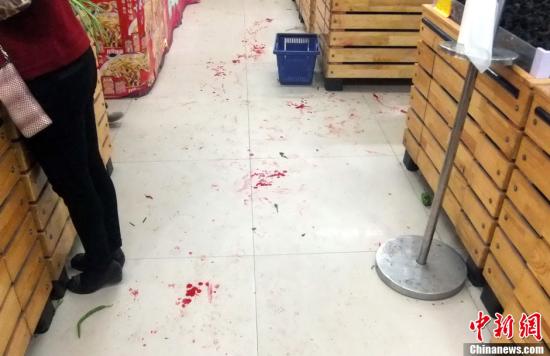   5月8日上午8時(shí)10分左右，江西省撫州市黎川縣日峰鎮(zhèn)家家樂超市發(fā)生一起持刀傷人案件。