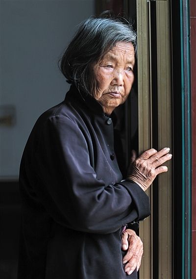 為了能“睡棺木”土葬，潘秀英四次喝農(nóng)藥自殺，后被搶救過來。